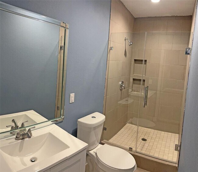 Building Photo - 1306 Loop Dr