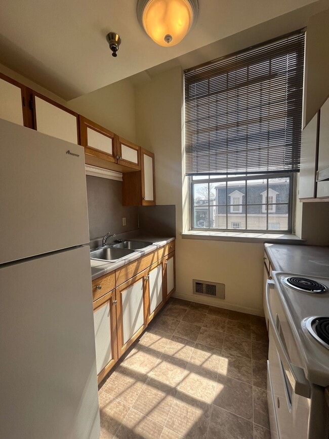 Unit 211 Kitchen - Station Lofts