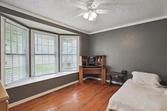 Building Photo - Amazing Historic 1940's Home in Original C...