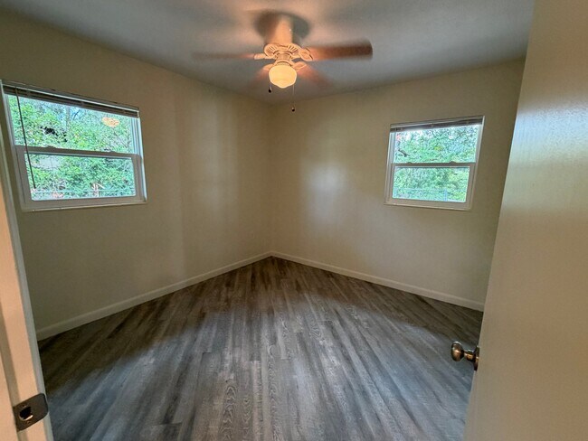 Building Photo - 2513 Winona Ave