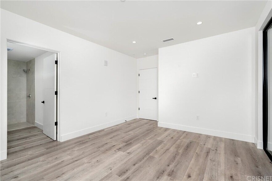 Building Photo - 5923 Laurel Canyon Blvd