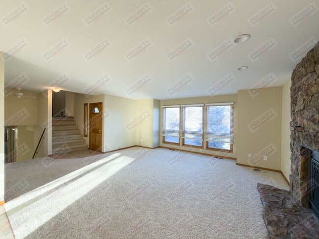 Building Photo - 3 bedroom, 2.5 bath Single-Family Home