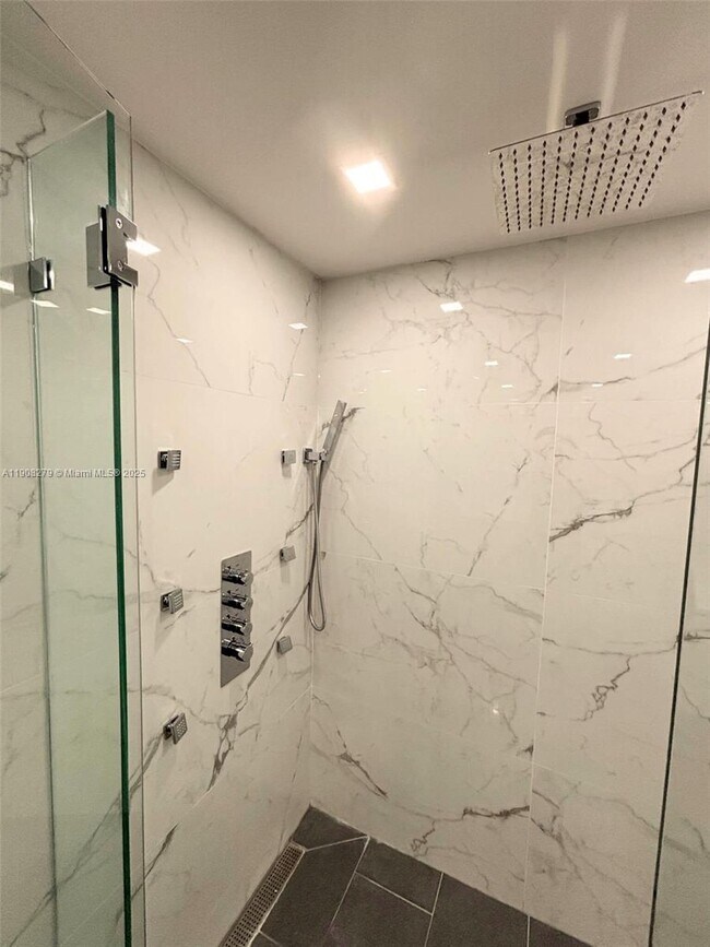 Building Photo - 601 NE 36th St