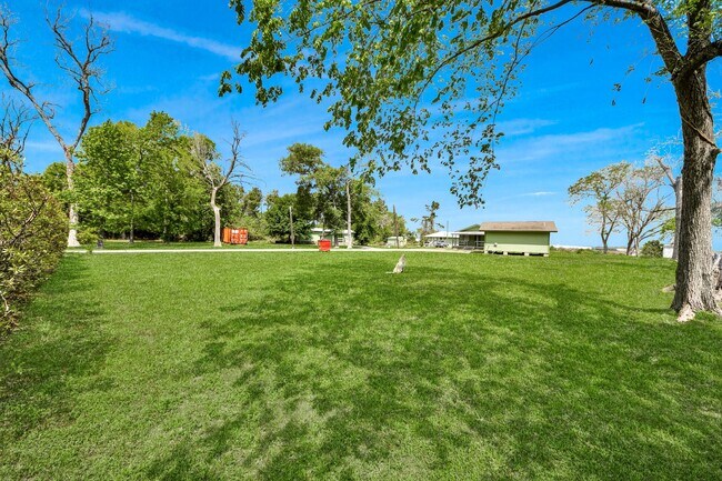 Building Photo - 17111 River Rd