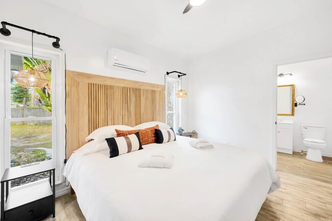 Building Photo - 10755 Clara Ln