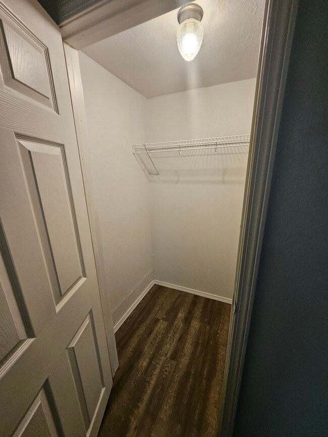 Building Photo - Cute little 2 bedroom with a big yard!