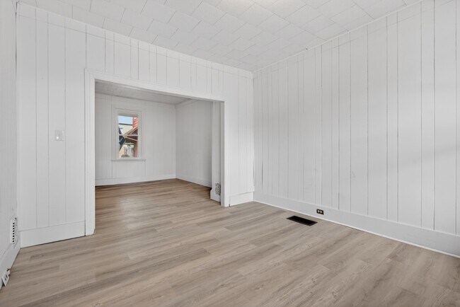 Building Photo - 355 S 9th St