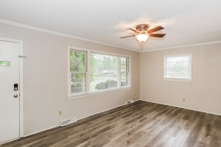Building Photo - 125 Pinevale Dr