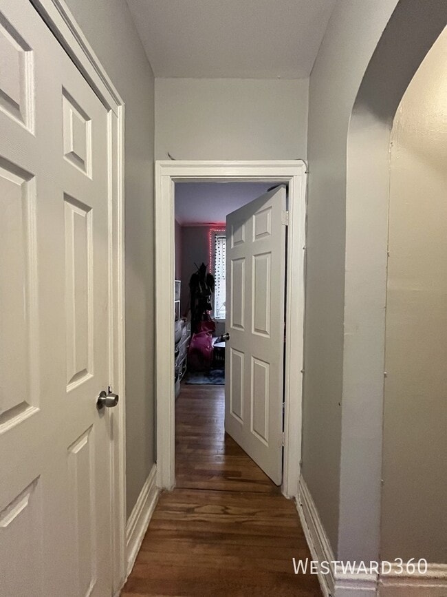 Building Photo - 1626 W Sherwin Ave