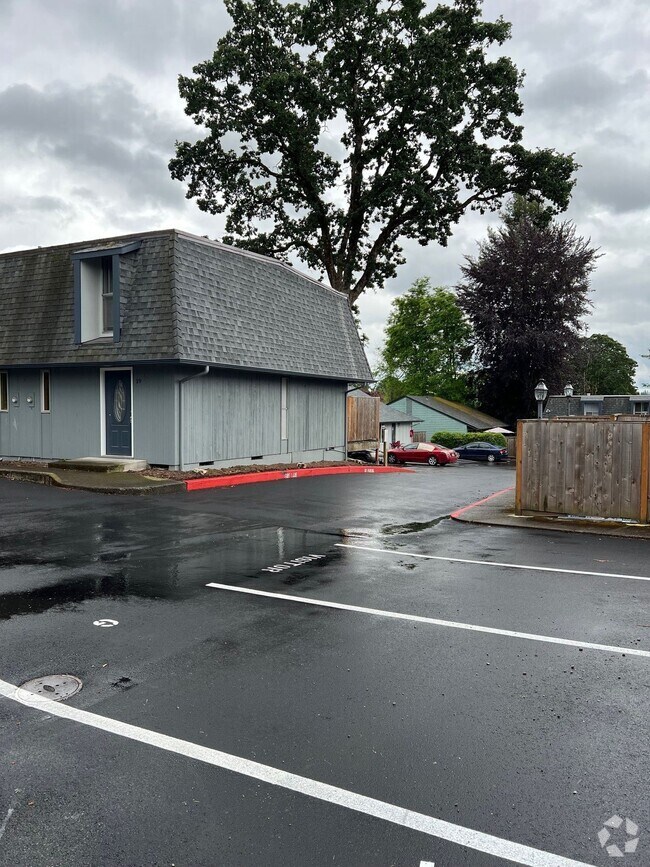 Building Photo - Beautiful townhome in the heart of Tigard ...