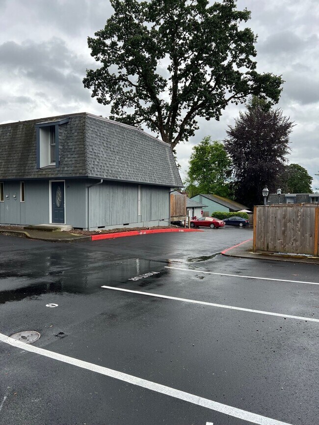 Primary Photo - Beautiful townhome in the heart of Tigard ...