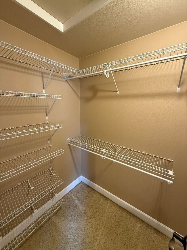 Building Photo - Stunning large 3 bedroom plus bonus rooms ...