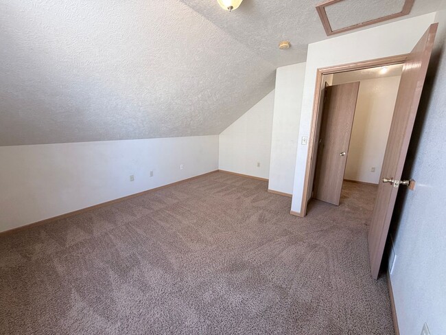 Building Photo - Spacious 3 Bedroom 2 Bath Townhome