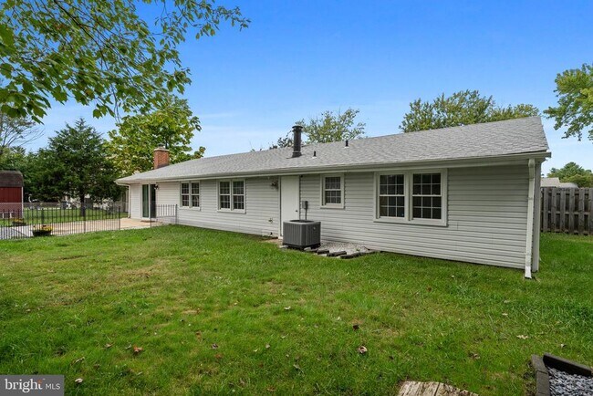 Building Photo - 2106 Dennis Rd