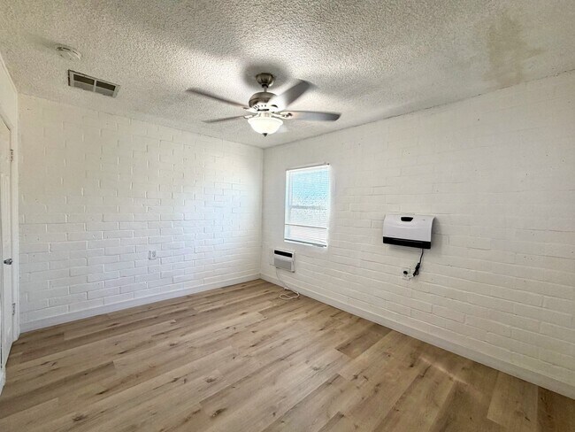 Building Photo - AVAILABLE NOW!! 2 Bedroom 1 Bathroom Apartment in Palm Desert!