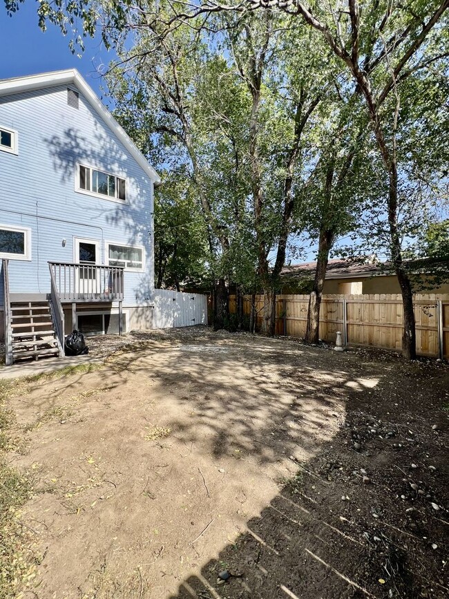 Building Photo - Charming 3 Bedroom Duplex in Old Colorado ...