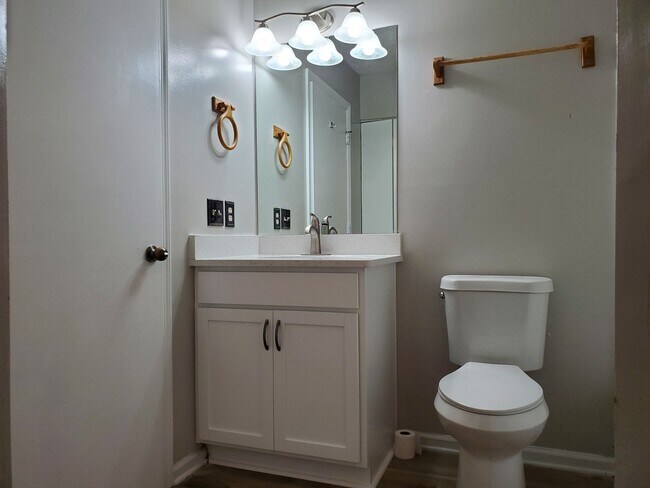 Building Photo - 3 bedroom, 2 bath off of White Bluff!
