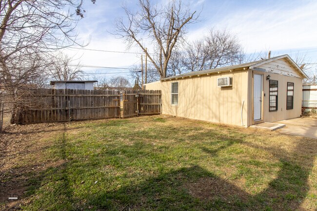 Building Photo - 2202 Monroe St