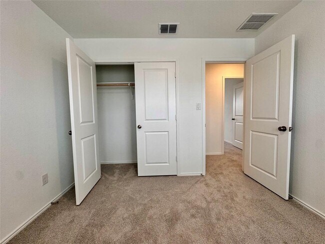 Building Photo - 554 Sormonne Lp