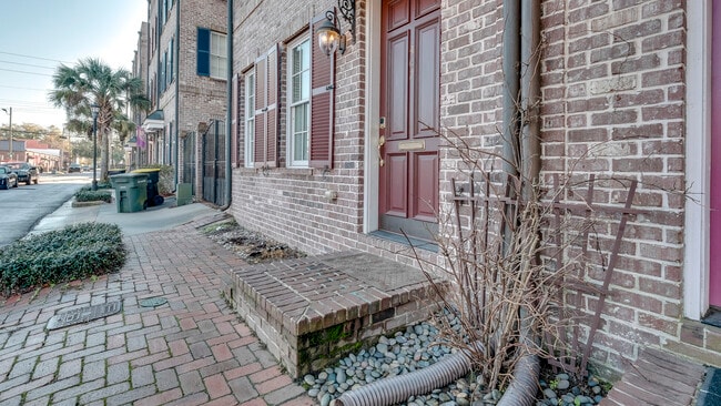 Building Photo - 407 E Hull St