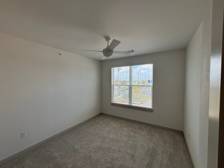 Building Photo - 1301 Leah Ave