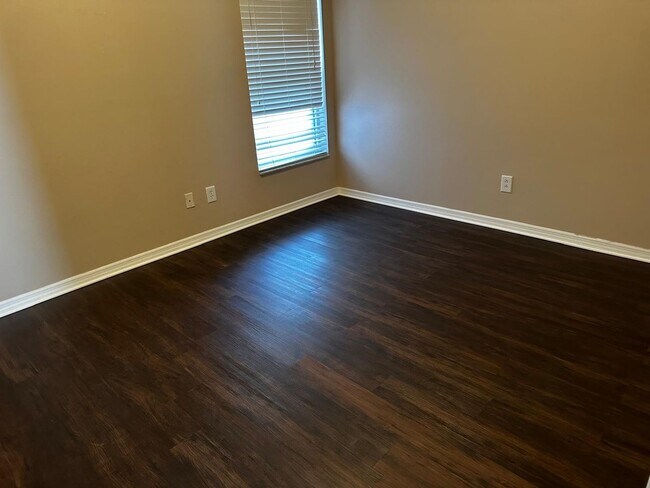 Building Photo - Upscale 3 bedroom 2 bathroom in Gated Comm...