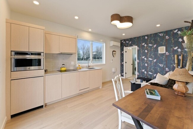 Building Photo - 4Bed 3.5 Bath - Views - Studio