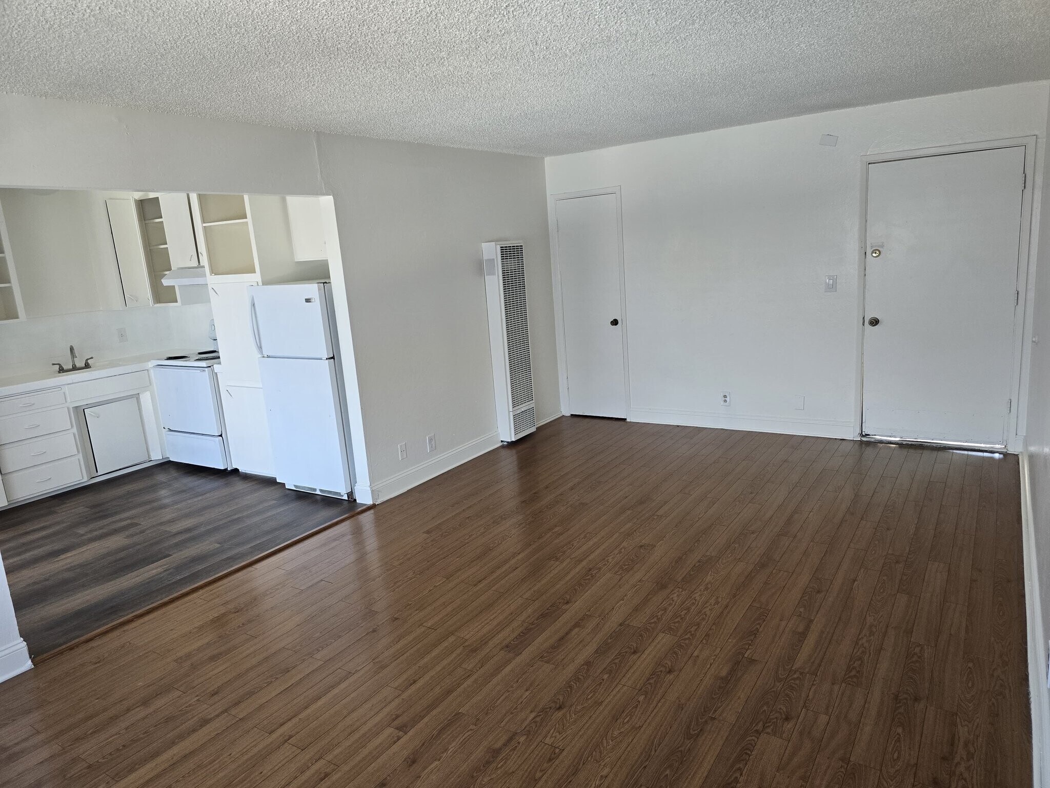 Building Photo - 947 Tamarack Ln