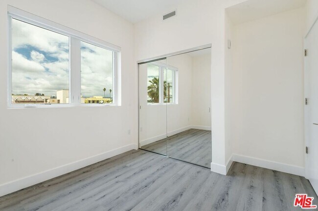 Building Photo - 1237 S Holt Ave