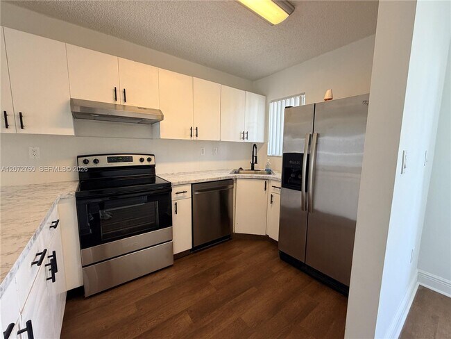 Building Photo - 2710 W 76th St