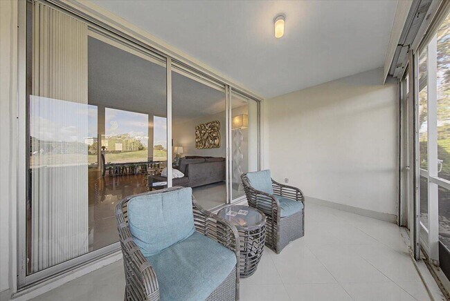 Building Photo - 2701 S Palm Aire Dr