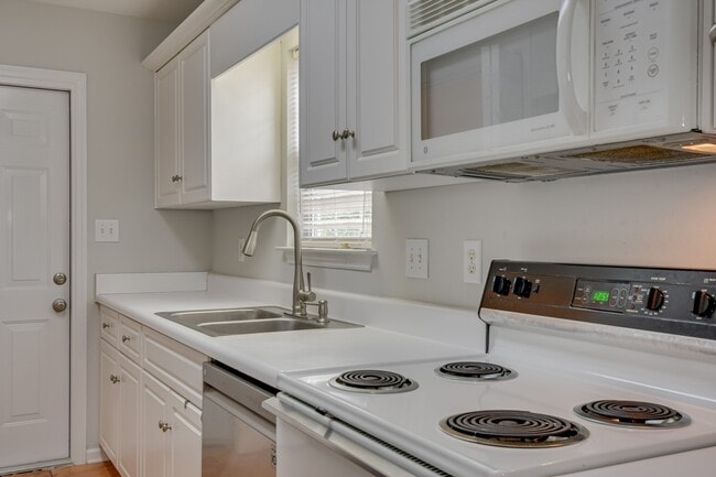 Building Photo - 2019 Hopetown Dr