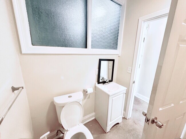 Building Photo - 77 Bank St