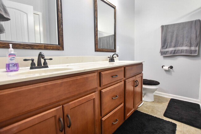 Building Photo - Pet Friendly Three Bedroom with Bonus!