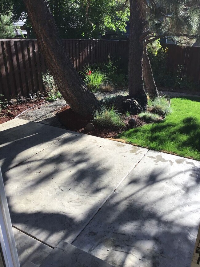 Building Photo - 2 Story Townhouse in Bend