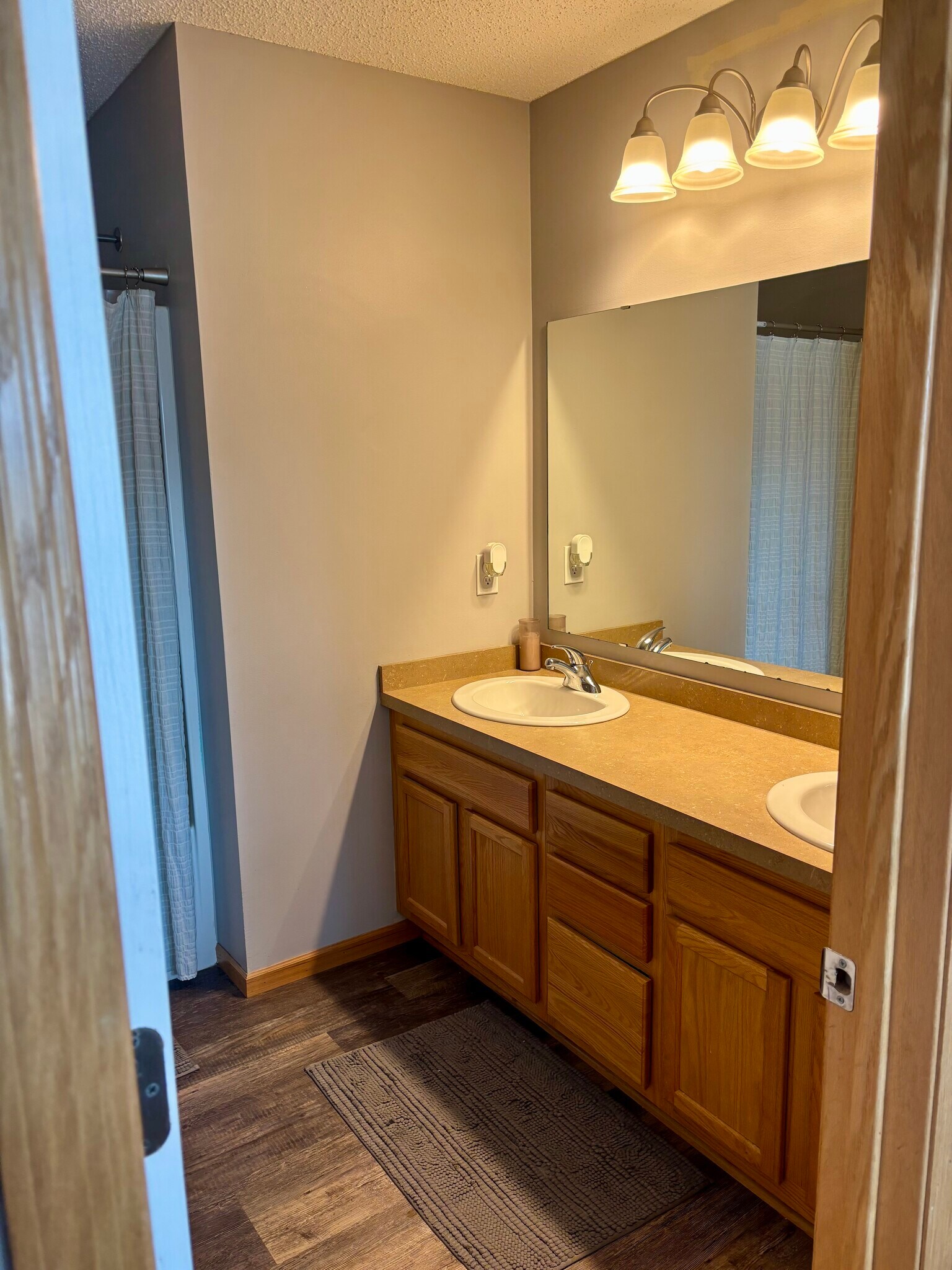 Master bathroom - 22369 Lilac Way