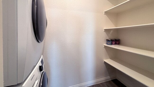 Building Photo - Wonderful 3 Bedroom townhouse with a 1 car garage - 3 levels located in North Las Vegas