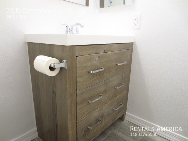 Building Photo - 2 Master Bedrooms in Fully Remodeled, Sing...