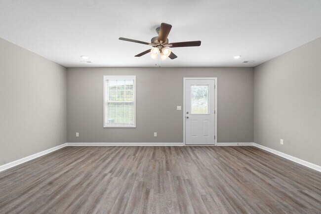 Building Photo - Two Bedroom with Garage on Exit 11!