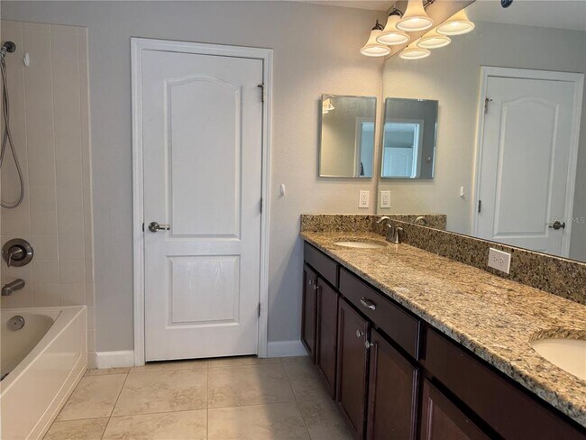 Building Photo - 15025 Evergreen Oak Loop