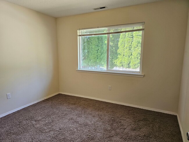 Building Photo - CLOSE IN SW PORTLAND RANCH 3/2 + 2 CAR GAR...