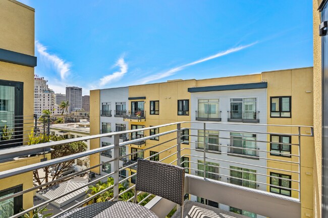 Building Photo - 889 Date St