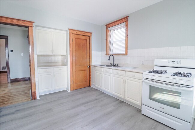 Building Photo - 4932 Loughborough Ave