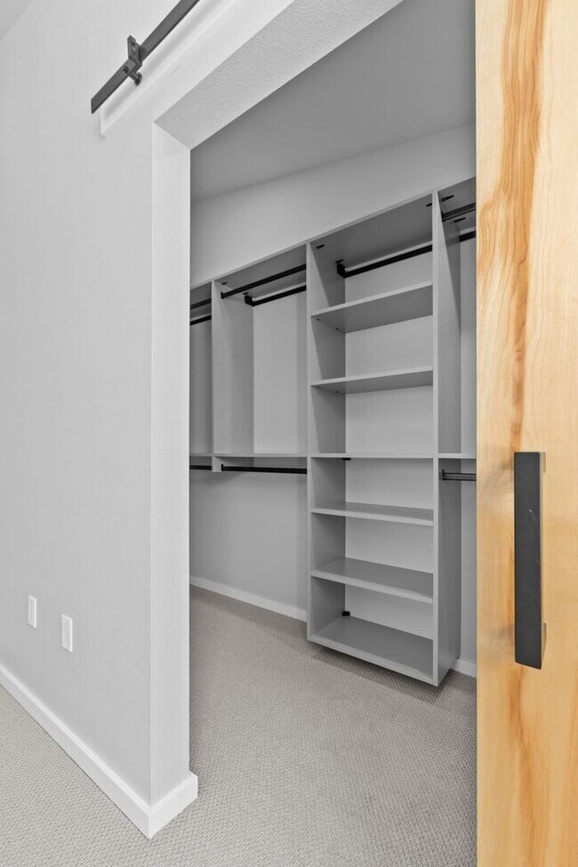 Building Photo - Stunning Othello Park Designer Townhome with Air Conditioning