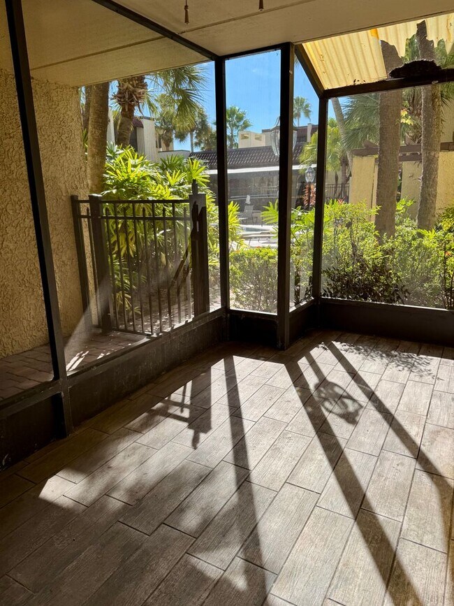 Building Photo - 2/1 Condo in South Tampa