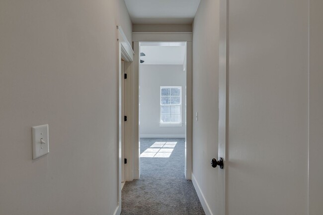 Building Photo - Smoking HOT 2BE/2.5BA townhouse in the gre...