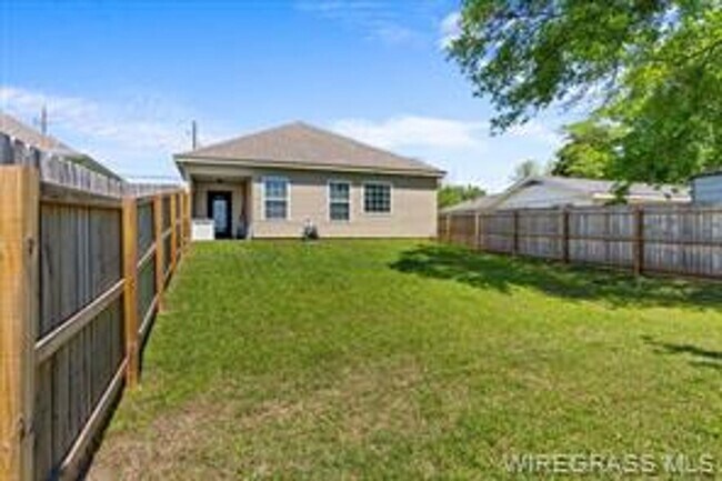 Building Photo - Available May!