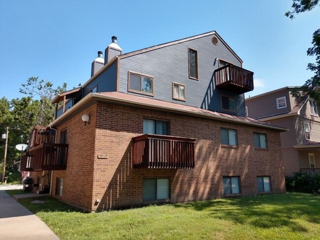 Building Photo - 4 Bedroom Apartment in Central MHK - Near Aggieville!