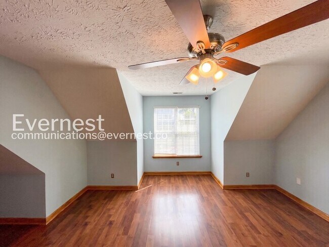 Building Photo - 3-Bed/2-Bath Townhome in Salemtown/Available Now!