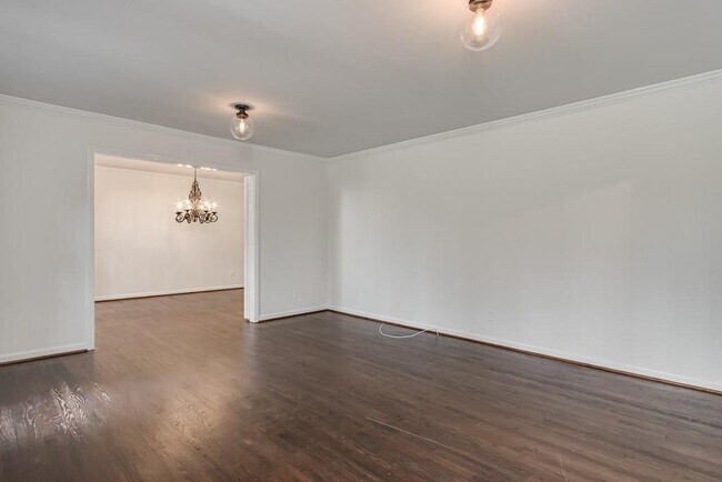Building Photo - 4601 Club Cir NE